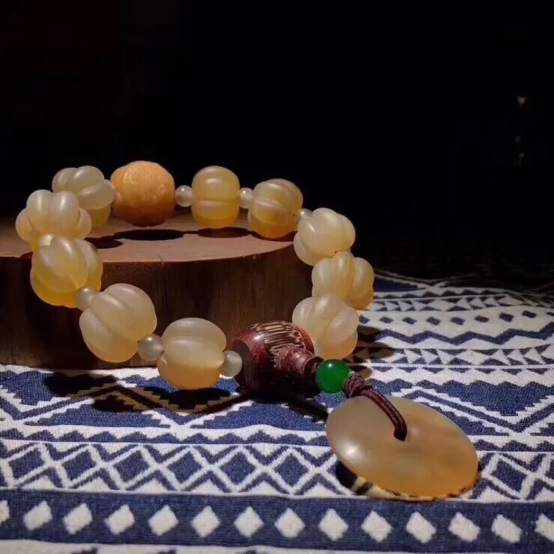 16mm pumpkin beads, paired with golden bamboo connectors, weathered Bodhi root lotus pods, horn peace buckles, etc
