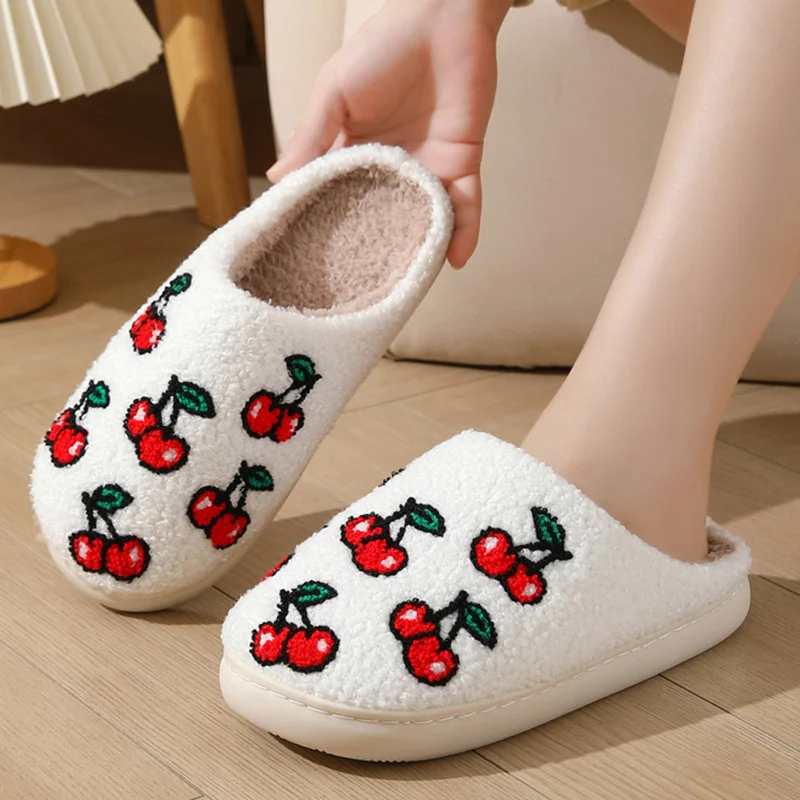 

Милые зимние тапочки с принтом вишни для женщин, толстые плюшевые теплые домашние туфли, женские нескользящие удобные мягкие домашние тапочки 2025