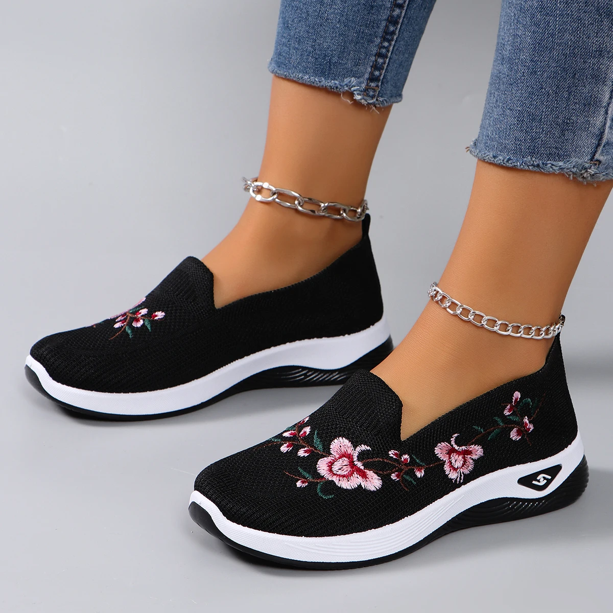 Spring new women\'s sports shoes, fashionable, breathable, lightweight, non-slip, wear-resistant, casual sports shoes, flat shoes