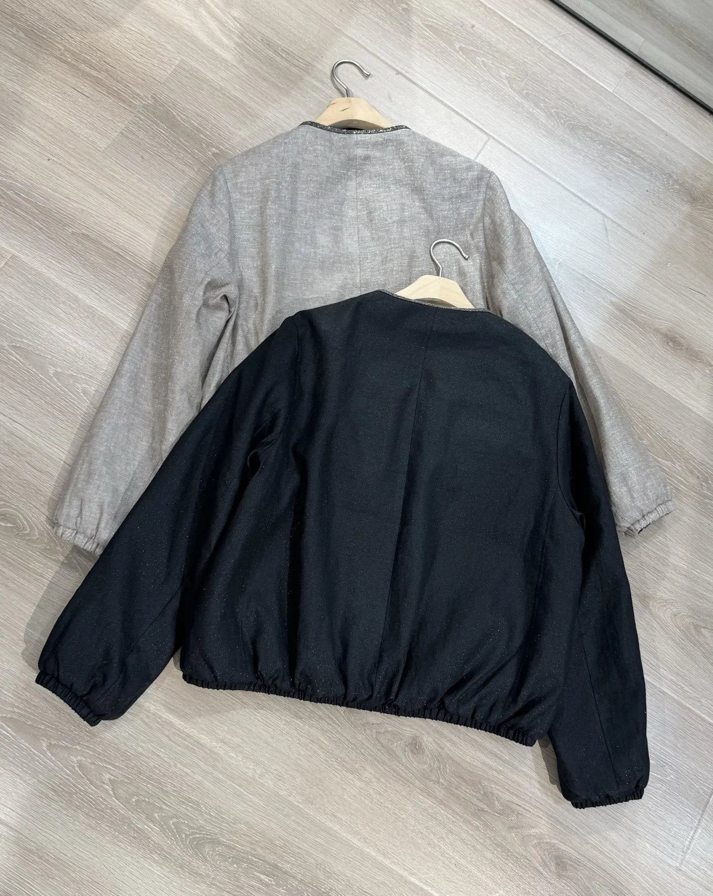 وصل حديثًا لشتاء 2025: سترة نسائية عالية الجودة برقبة دائرية وأكتاف منسدلة من الكتان واللؤلؤ - أنيقة ودافئة