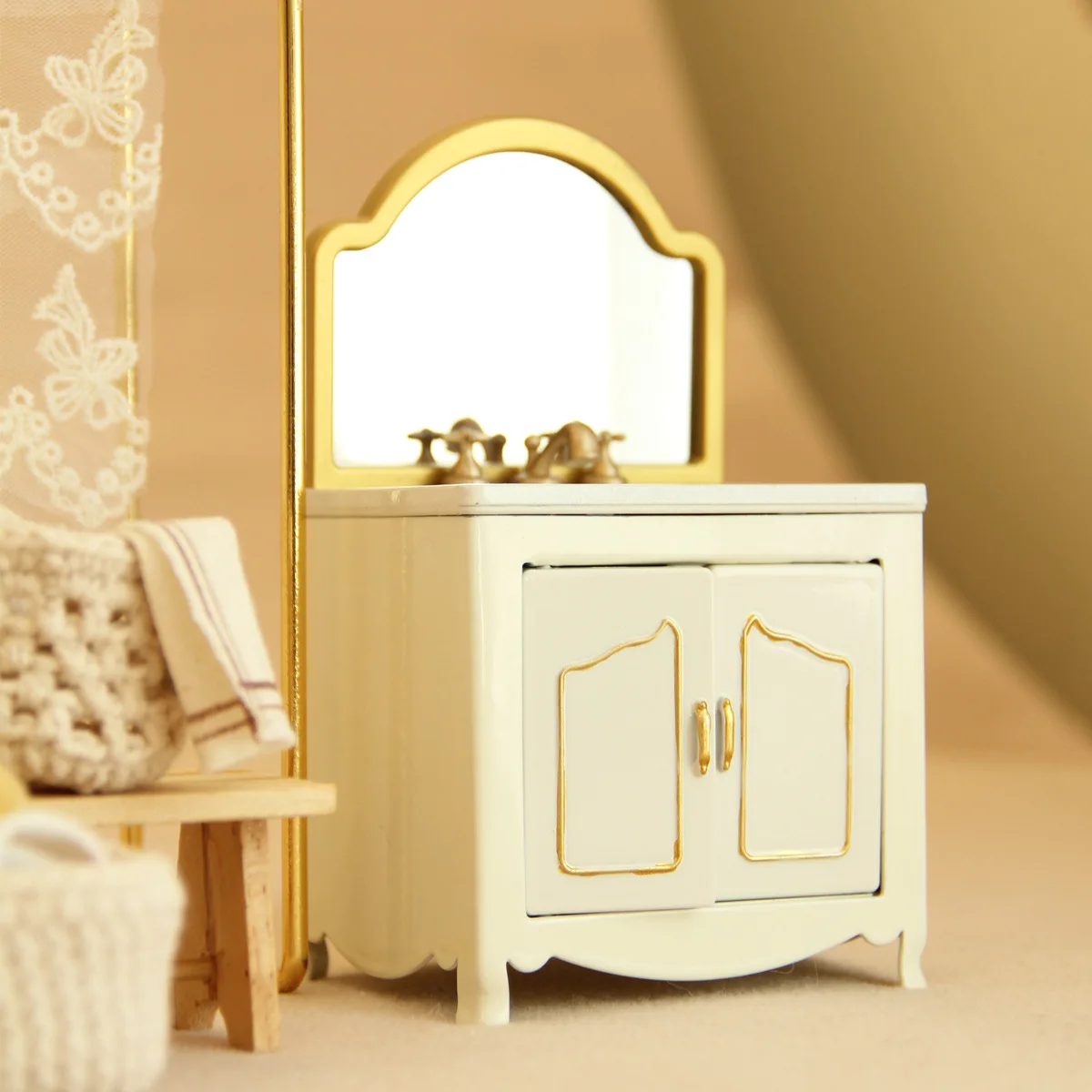 Miniatur-Badezimmerschrank OB11 Mini-Badezimmerwaschbecken aus Metall – Puppenhaus-Waschtisch im Maßstab 1:12 mit Wasserhahn, realistisches BJD-Waschraumdekor