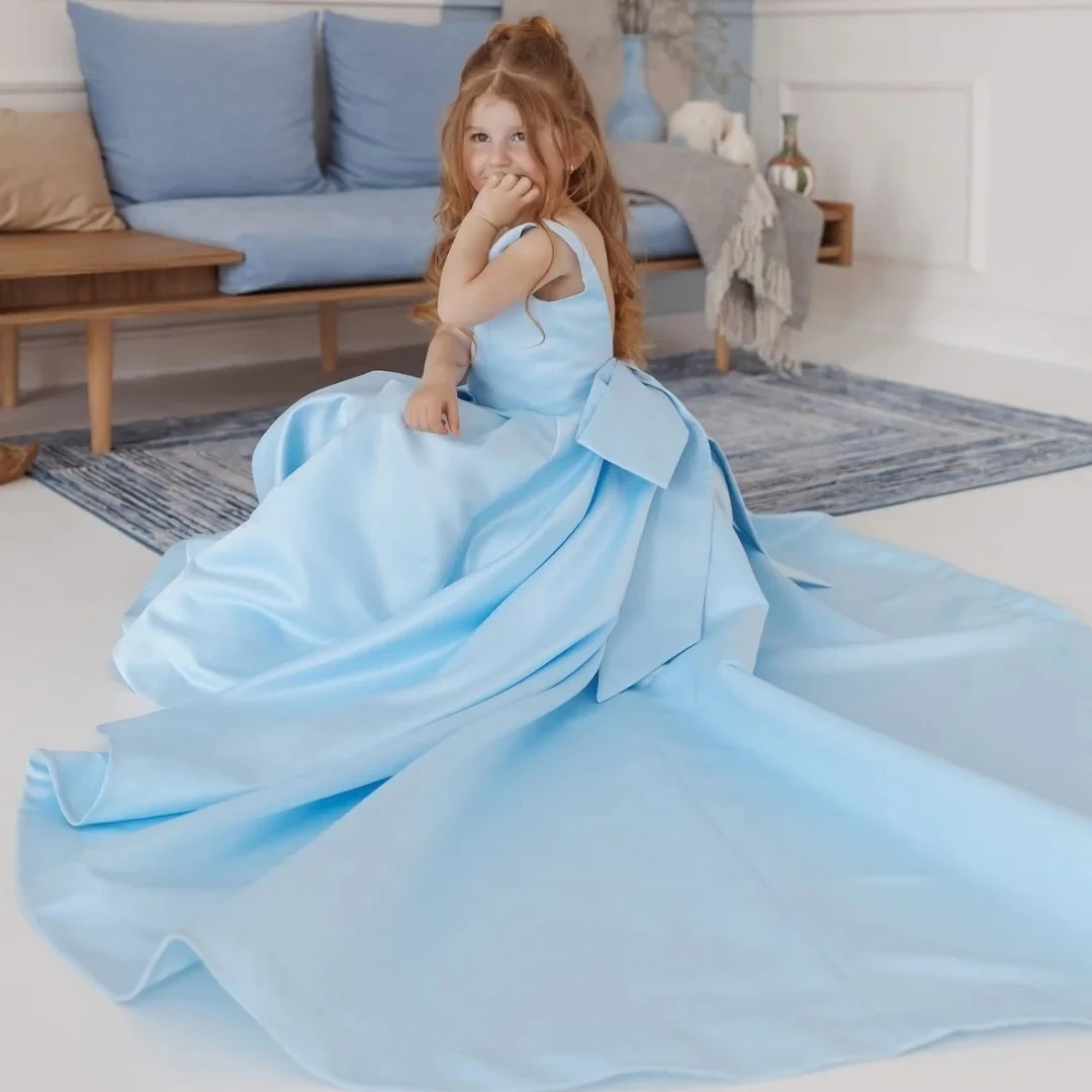 Blumenmädchenkleid 2026 Himmelblau Satin Schulterfrei Große Schleife Lange Schleppe Kinder Tauf- und Kommunionskleid Maßanfertigung Großhandel – Detail 4