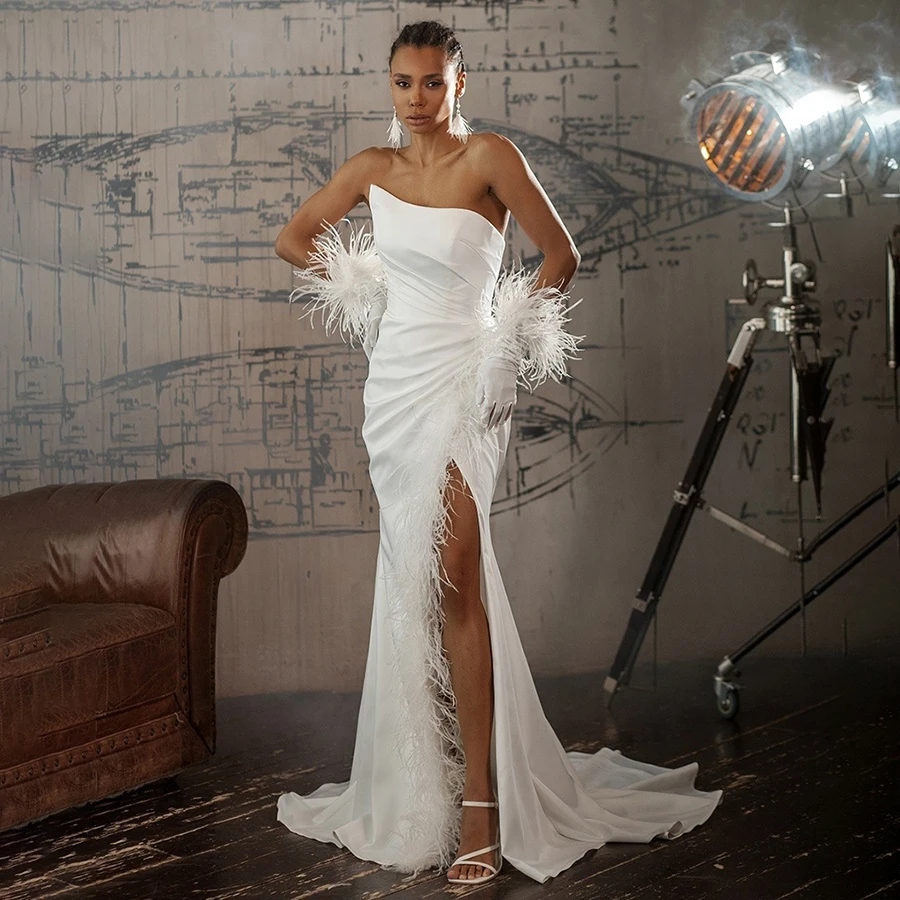 

Elegant Sleeveless Wedding Gown Strapless A-line High Slit Feathers Bride Gown Sexy Backless Satin Pleat trouwfeest jurk