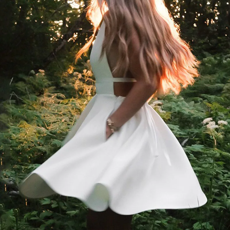 Unverzichtbar für Eleganz! Weißes Minikleid mit Neckholder und tiefem V-Ausschnitt, stilvoll und spielfrei