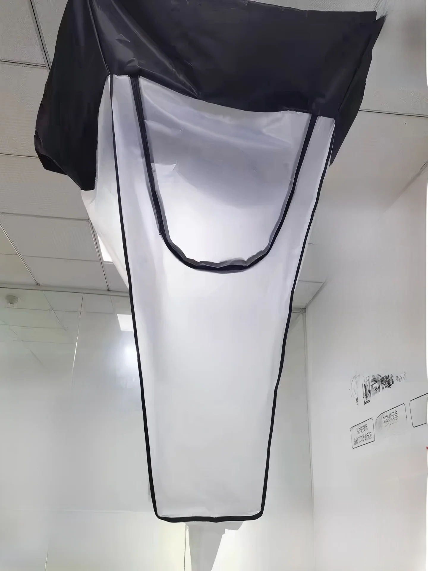 copertura-trasparente-rinforzata-per-condizionatore-d'aria-a-soffitto-con-sistema-di-raccolta-acqua-e-ventilazione