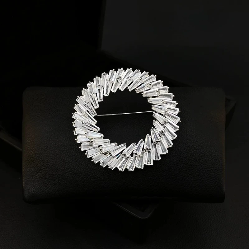 

Shiny Circle Brooch for Women Luxury Round Wreath Design Lapel Pin Elegant Suit Coat Fashion Clothing Chic Gift Accessory 6069