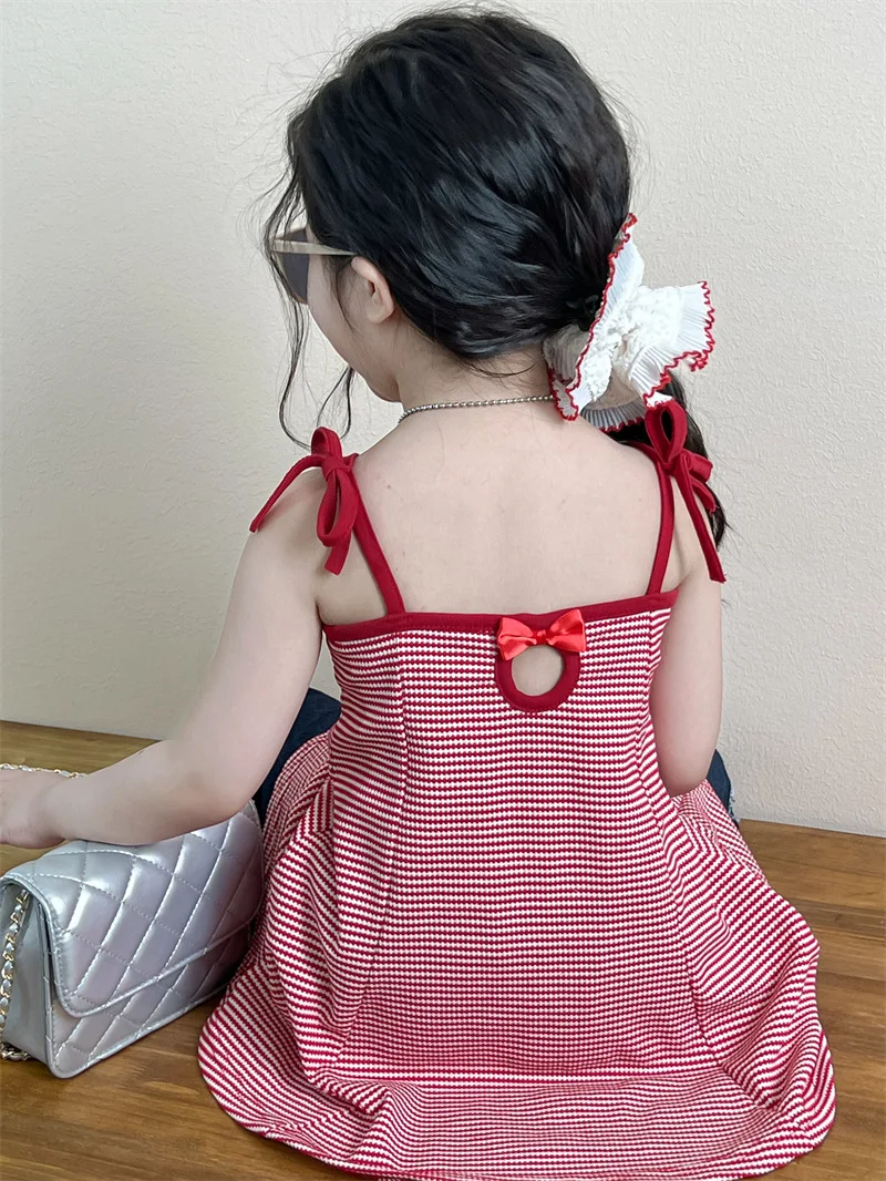 بدلة بناتي لصيف 2025 ملابس أطفال جديدة للفتيات الصغيرات تنورة بحمالات بفيونكة مجوفة من الخلف بحافة فروي سراويل جين متوهجة مجموعتين #5