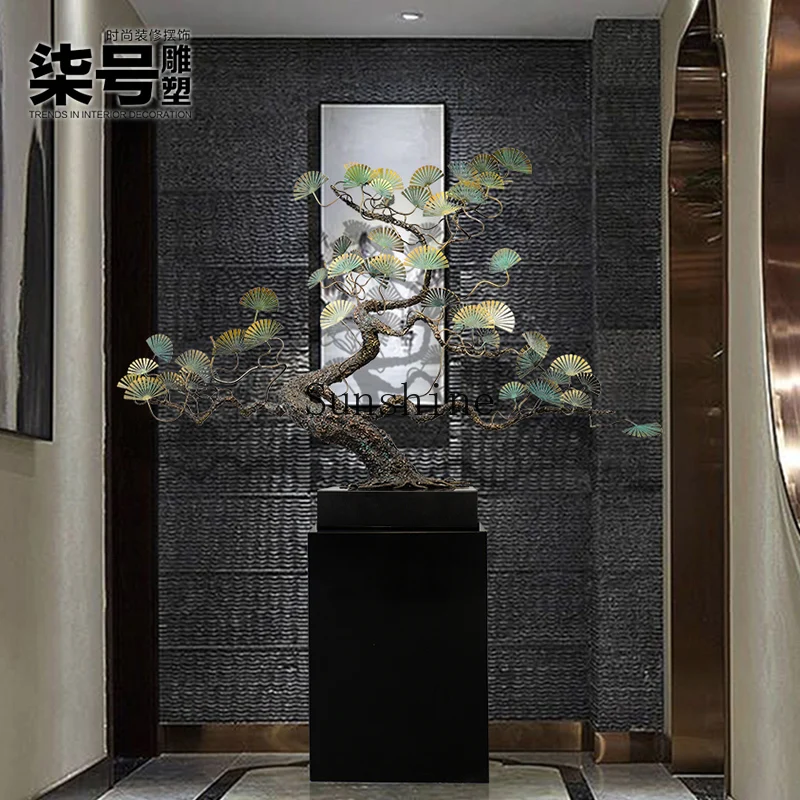 

Большая напольная скульптура для лобби отеля, офиса продаж или коридора, украшенная сосновыми элементами.