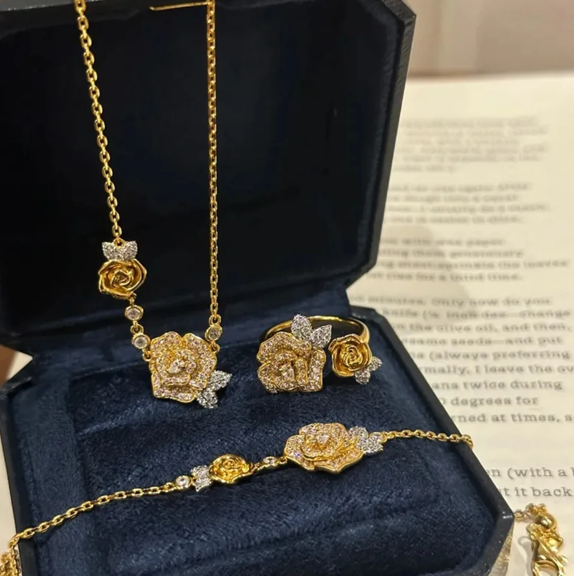 

Camellia-shaped Necklace for Women with Zircon Inlay