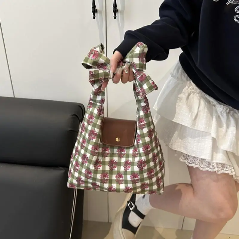 Geblümte Gingham-Canvas-Tragetasche mit Schleifengriff, Leder-Druckknopfverschluss, Große Kapazität für den täglichen Arbeitsweg, Einkäufe und Reisen – Detail 10