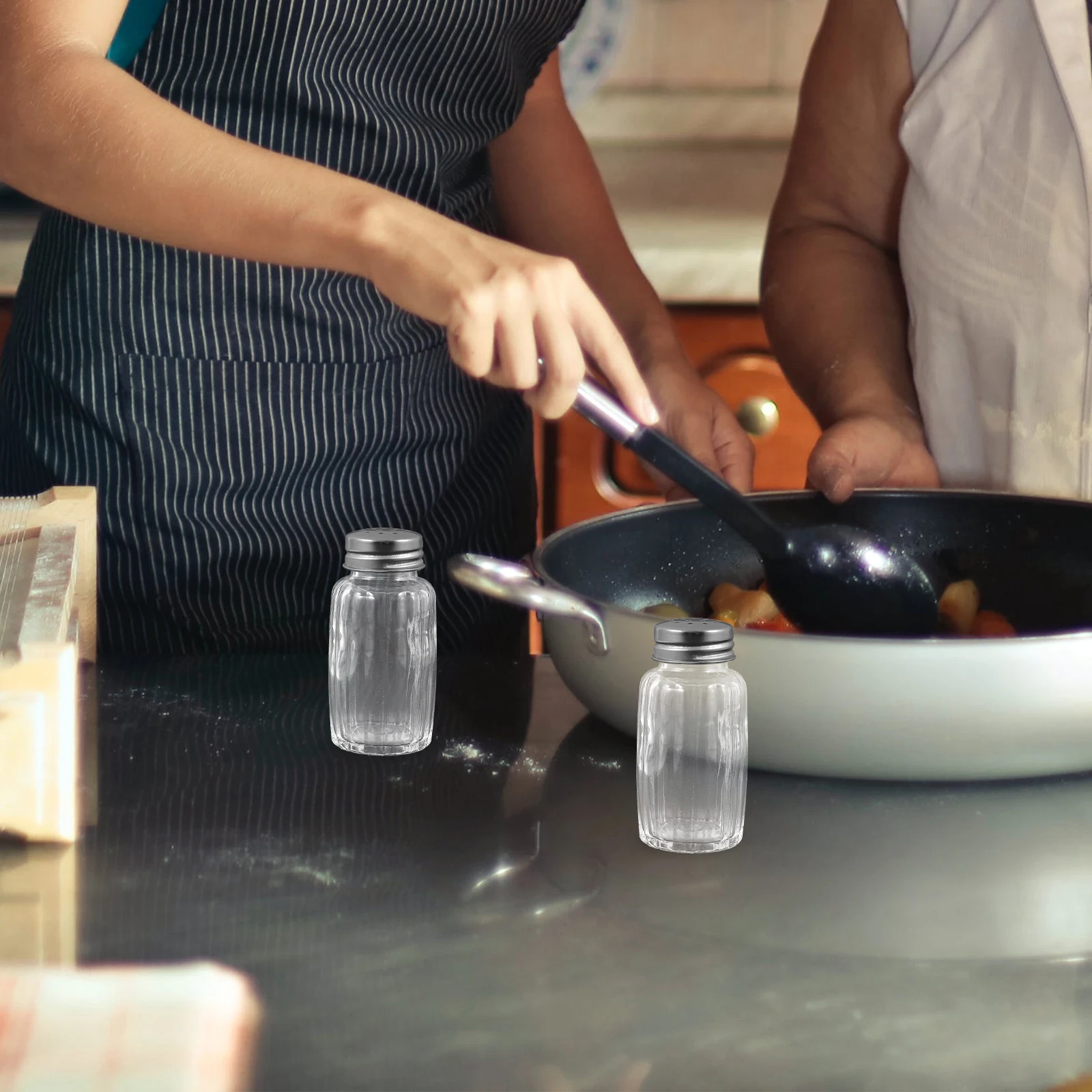 

10Pcs Salt Pepper Shakers Set Reusable Seasoning Bottles Kitchen Condiment Jar Lightweight Spice Container for Home Outdoor Use