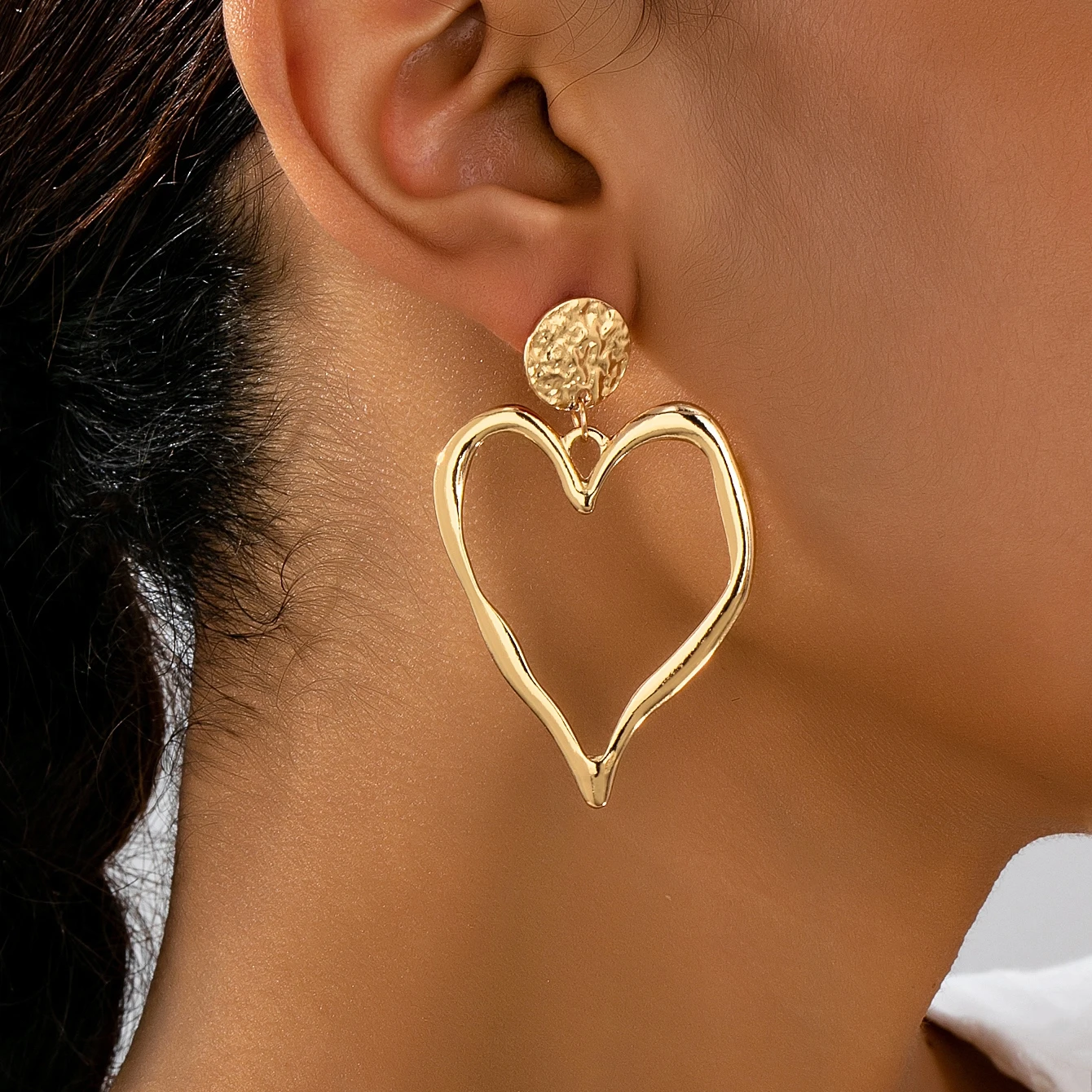 A Pair of Women's Earrings, Zinc Alloy Large Heart-Shaped Earrings, Suitable for Vacation and Everyday Wear