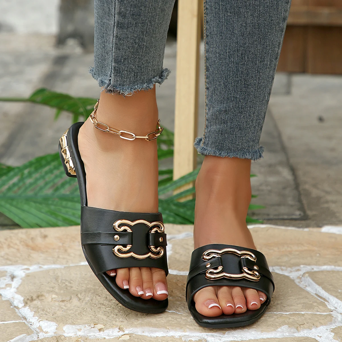 Outdoor Fashion Sandals with Metal Decoration Flat Head Design Slope Heel Shoes Versatile Beach Shoes