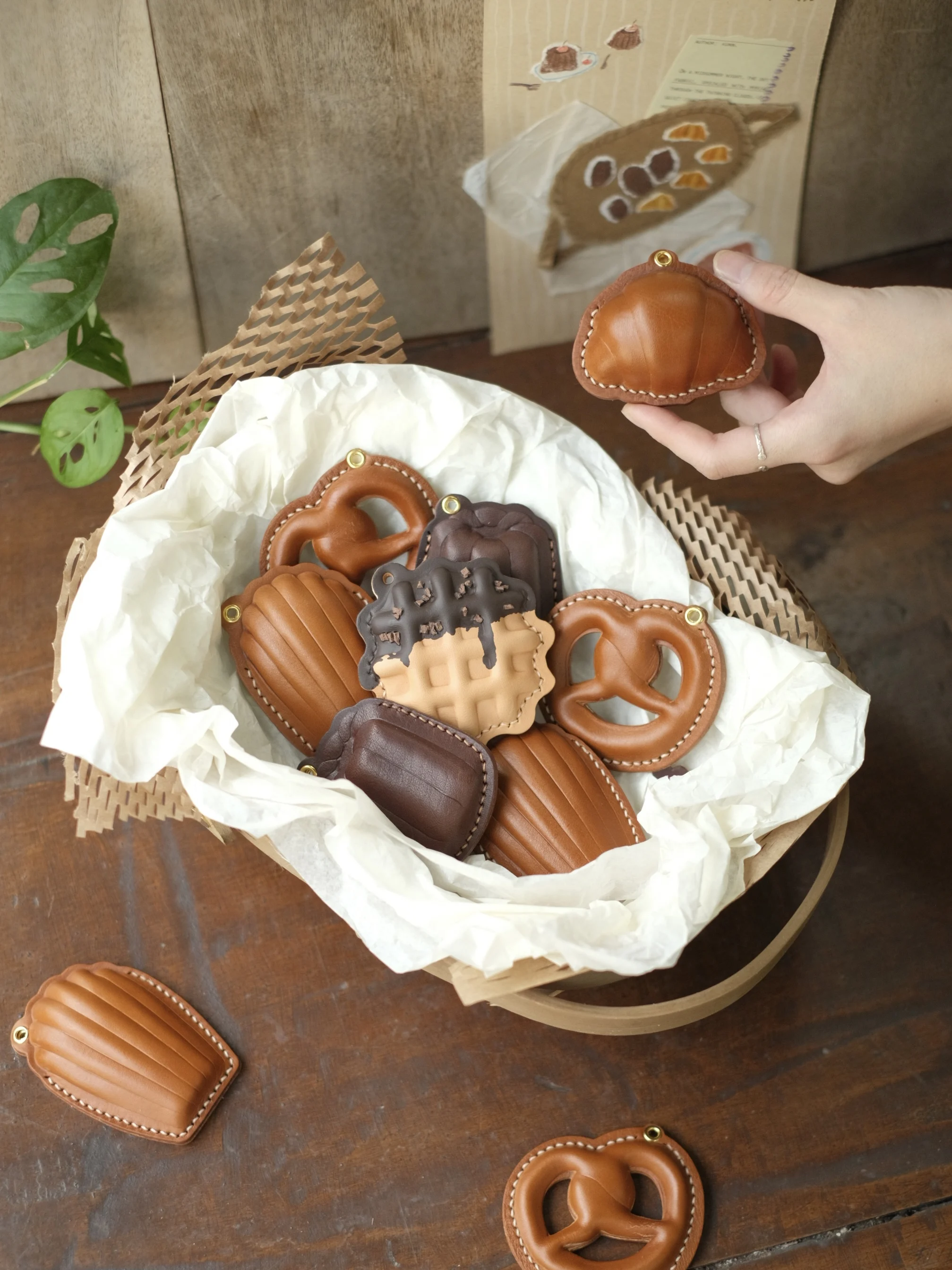 

Canelé-style bag charm access card holder handmade genuine leather car keychain vintage and exquisite gift