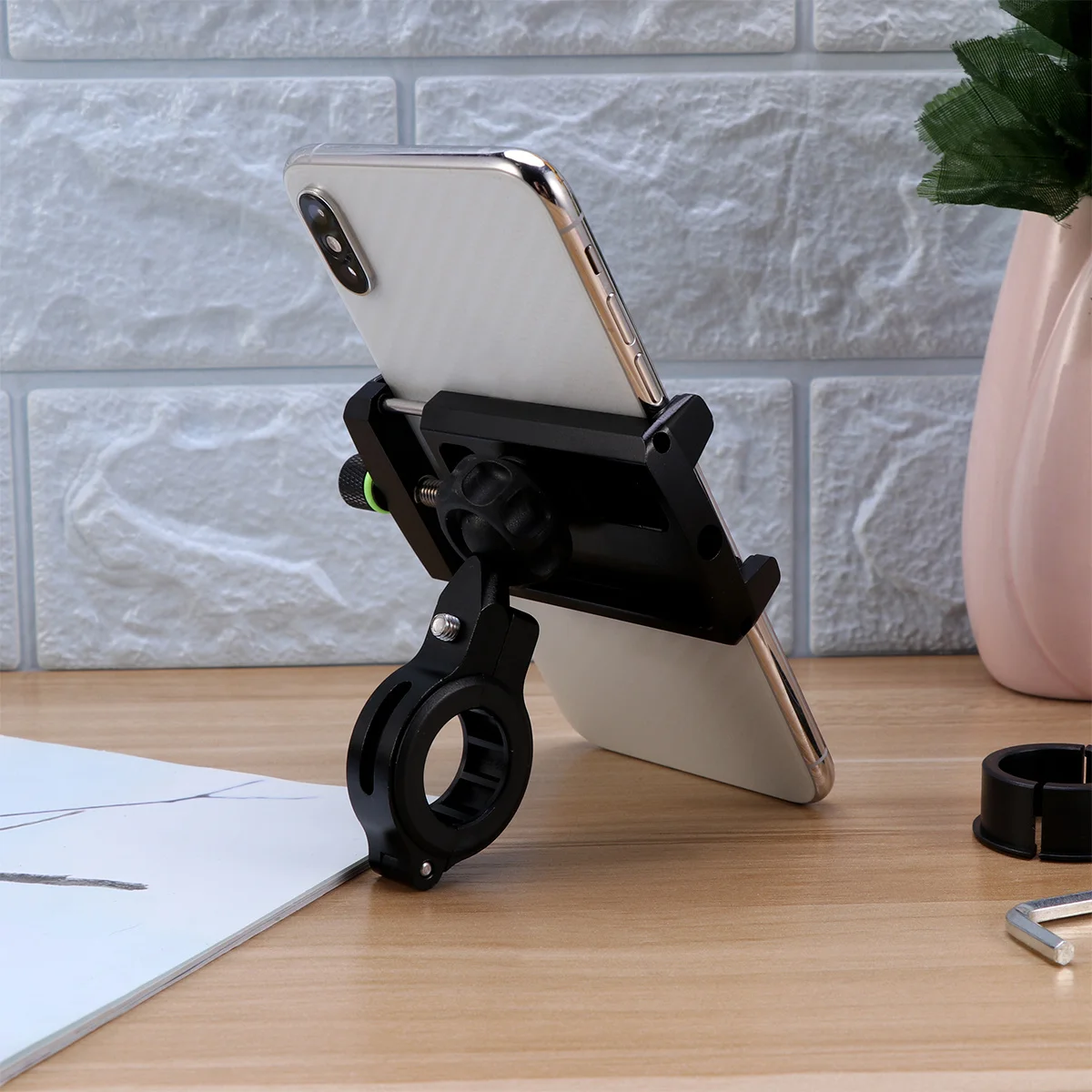 

M7 Motorcycle Phone Holder Aluminum Alloy Handlebar Clip USB Rechargeable Anti-Slip Phone Bracket for Bike