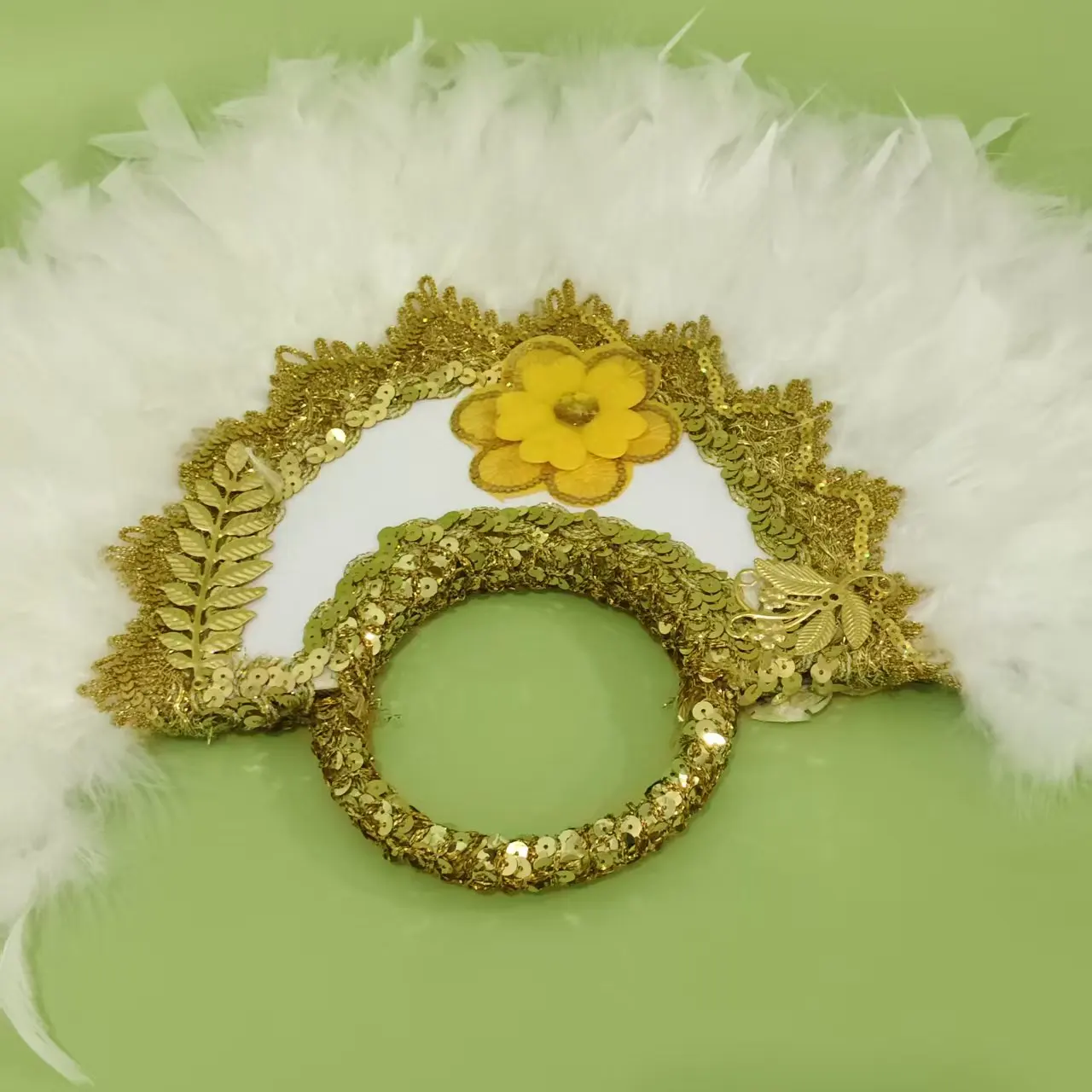 مروحة زفاف على الطراز الغربي مع دانتيل أبيض وذهبي، يجب حملها بواسطة العروس ووصيفات العروس خلال حفل الزفاف.