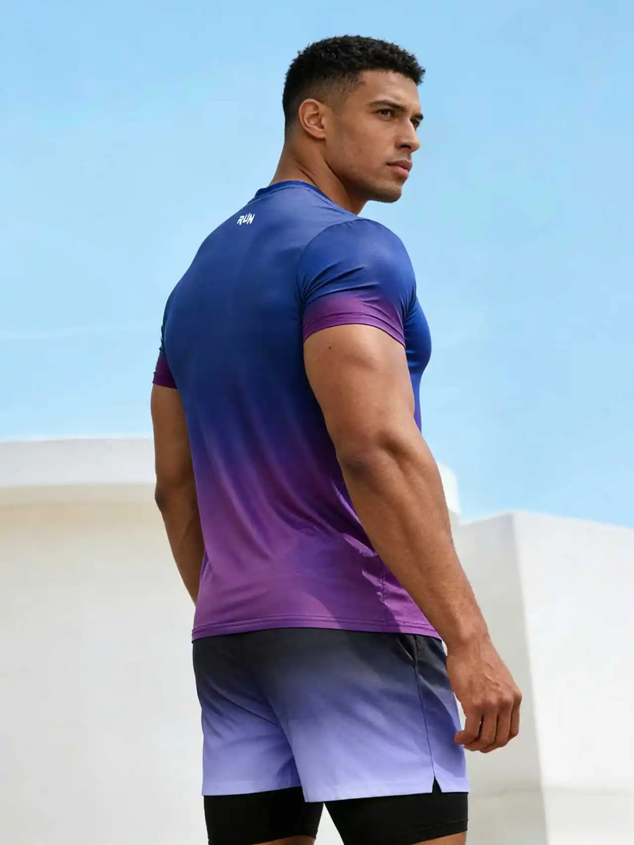 طقم ملابس رياضية صيفية للرجال للياقة البدنية والجري بأكمام قصيرة تي شيرت برقبة دائرية سريعة الجفاف رفيعة كاجوال مكونة من قطعتين