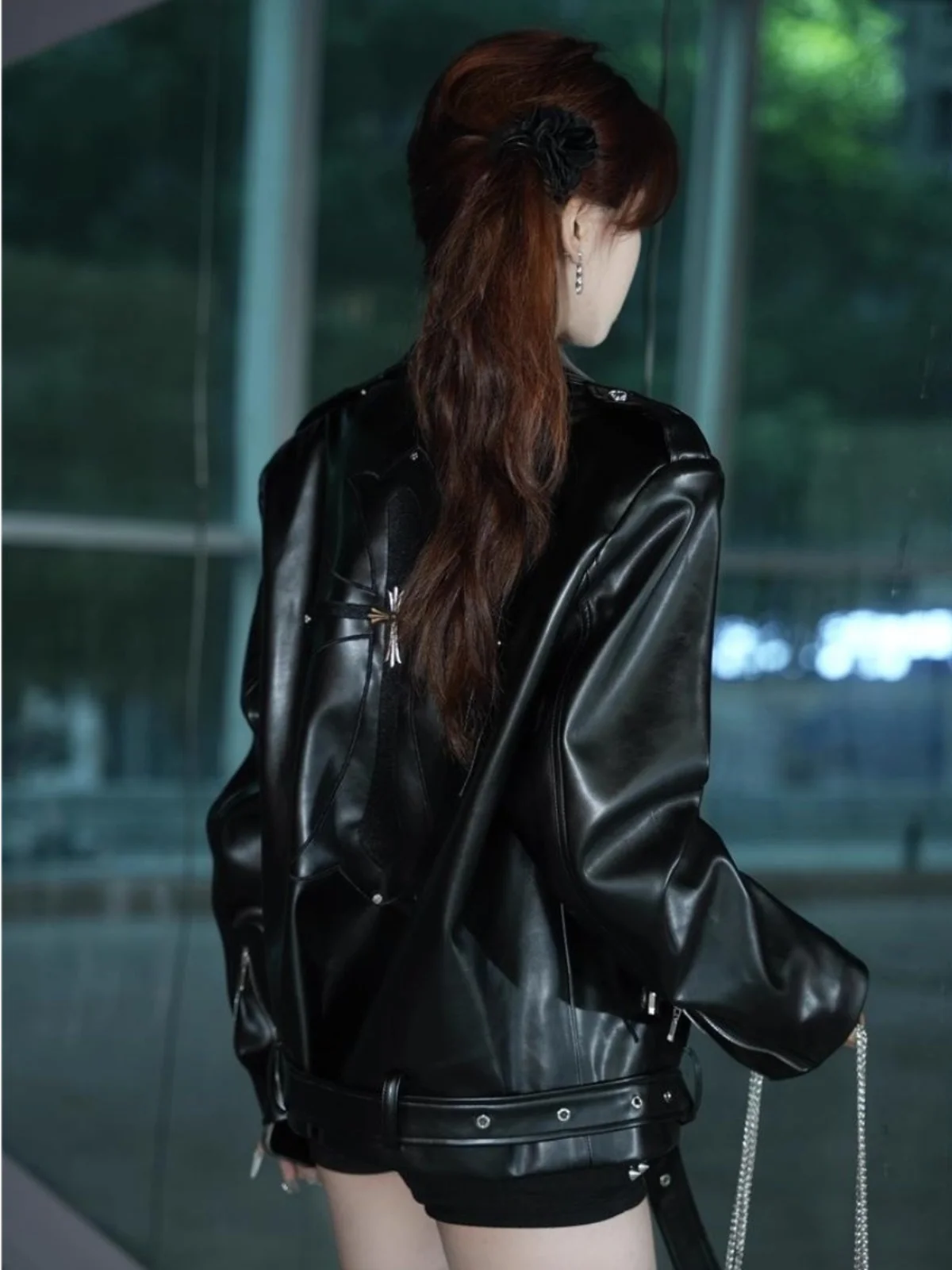 เสื้อแจ็คเก็ตหนังทรงหลวมสไตล์สตรีทสำหรับผู้หญิง แบบ Biker สั้น แฟชั่นเซ็กซี่ ซิปสีพื้น คอวี แขนยาว