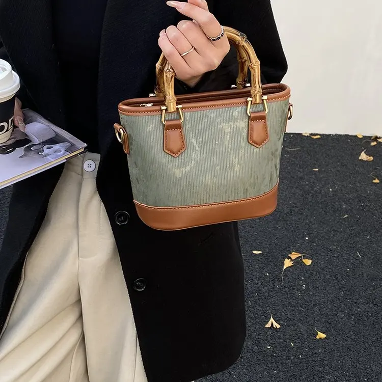 

2026 New Niche Design Bucket Bag Fashionable Women's Bag Shoulder Messenger Bag High-end Small Bag Commuter Bag