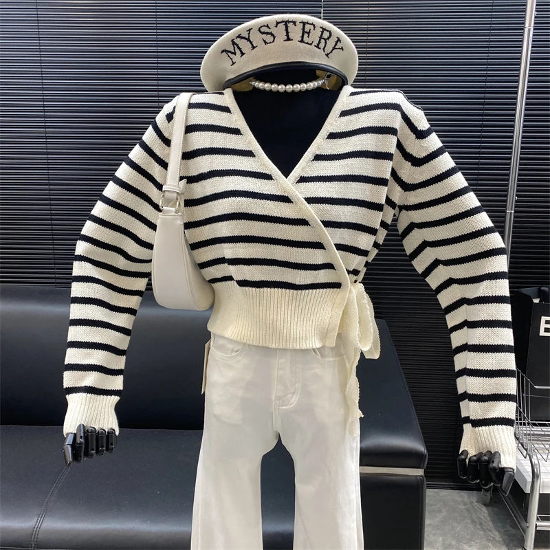 

2022 New fashion Designer new style Famous brand Bandage V-neck One piece stripe knit shirt Waist retraction Knitted Top