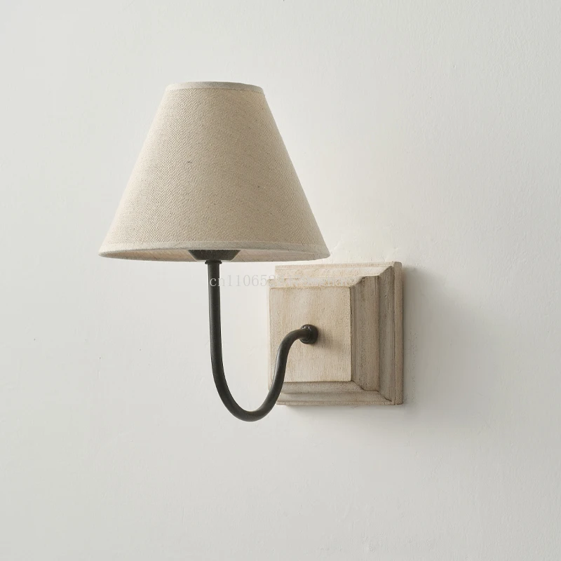 مصباح حائط من الخشب الصلب الريفي الأمريكي مع عتيق فرنسي في منتصف القرن، ولوح أمامي لغرفة النوم وديكور حائط لخلفية التلفاز