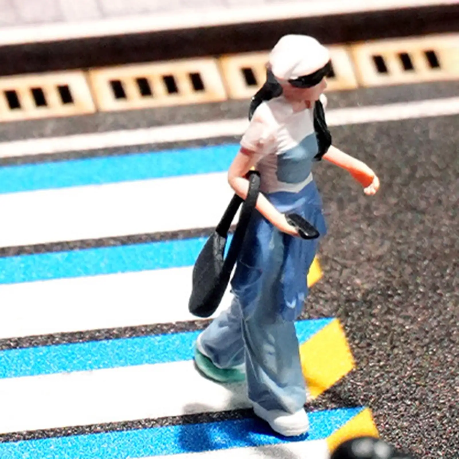 

Миниатюрная фигурка девочки из смолы, масштаб 1:64, для декора песочницы, диорамы, DIY-моделирования железнодорожных сцен и аксессуаров для диорам