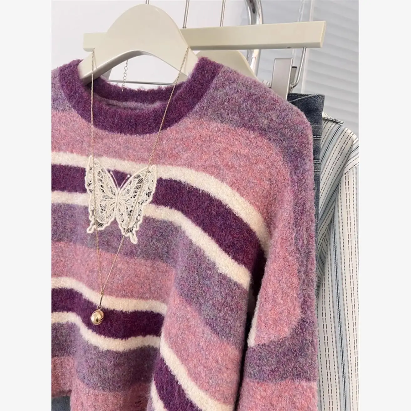 سترة نسائية قصيرة محبوكة 2025 جديدة لخريف وشتاء بتصميم أمريكي عتيق بألوان متباينة ومخططة مع فتحات