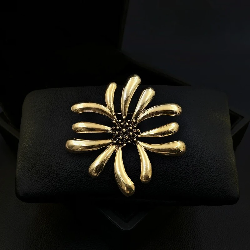 

2108 Vintage Golden Retro Flower Brooch for Women Men Suit High-end Metal Lapel Pin Clothes Jewelry Exquisite Accessory Gifts