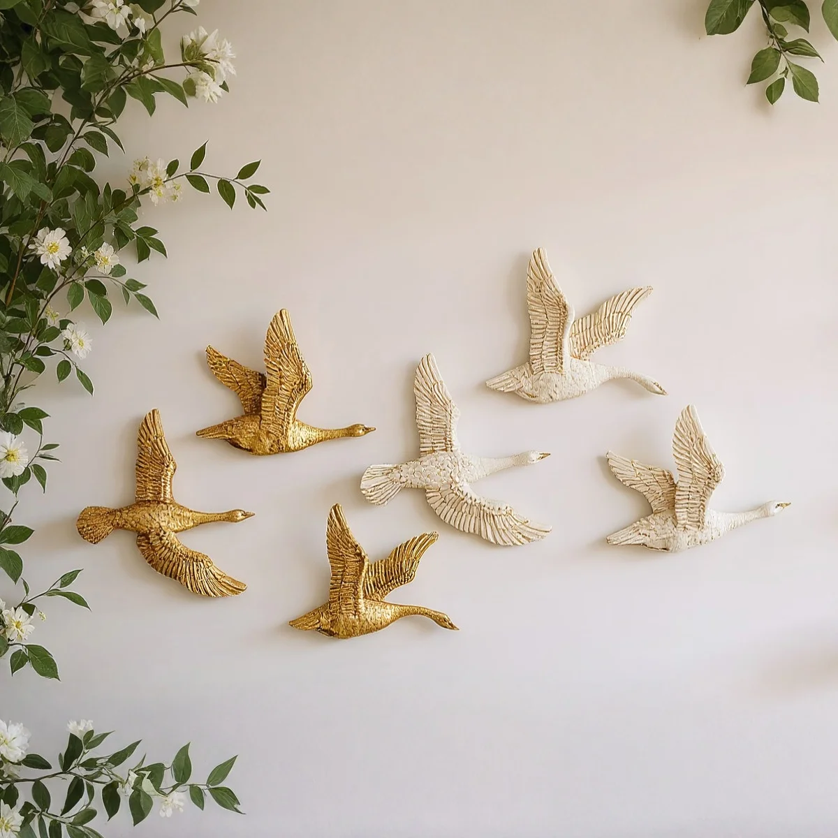 1 pièce, une décoration murale de maison en forme d'oie sauvage épande ses ailes, en matériau en résine dorée et blanche