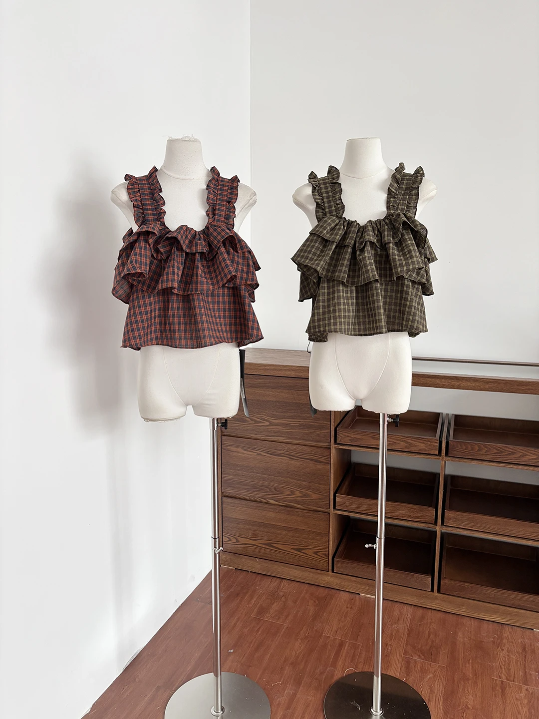 

Retro Plaid Ruffle Sleeveless Vest Women's Summer Sweet Spicy Design Short Length Top Polyester Fiber Square Pattern