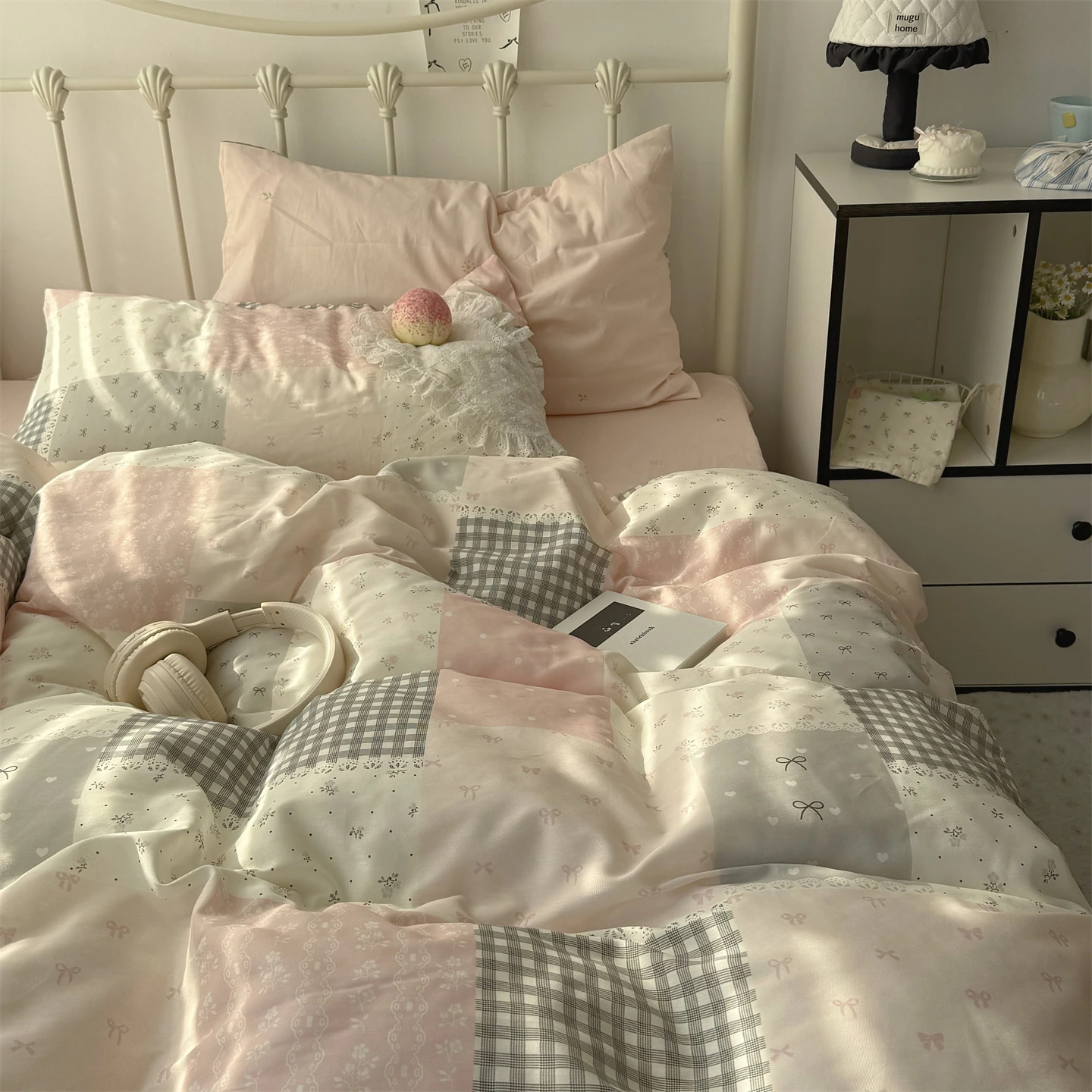 

Комплект постельного белья из чистого хлопка с цветочным пэчворком, розовые клетки, для девочек, четыре предмета: простыня, пододеяльник, наволочки.