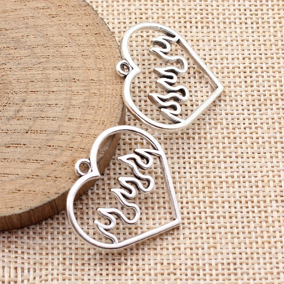 

20 шт. 29x28 мм (1,14x1,1 дюйма) подвески-шармы в форме огненного сердца, ажурные, цвета античного серебра, для изготовления ювелирных изделий своими руками