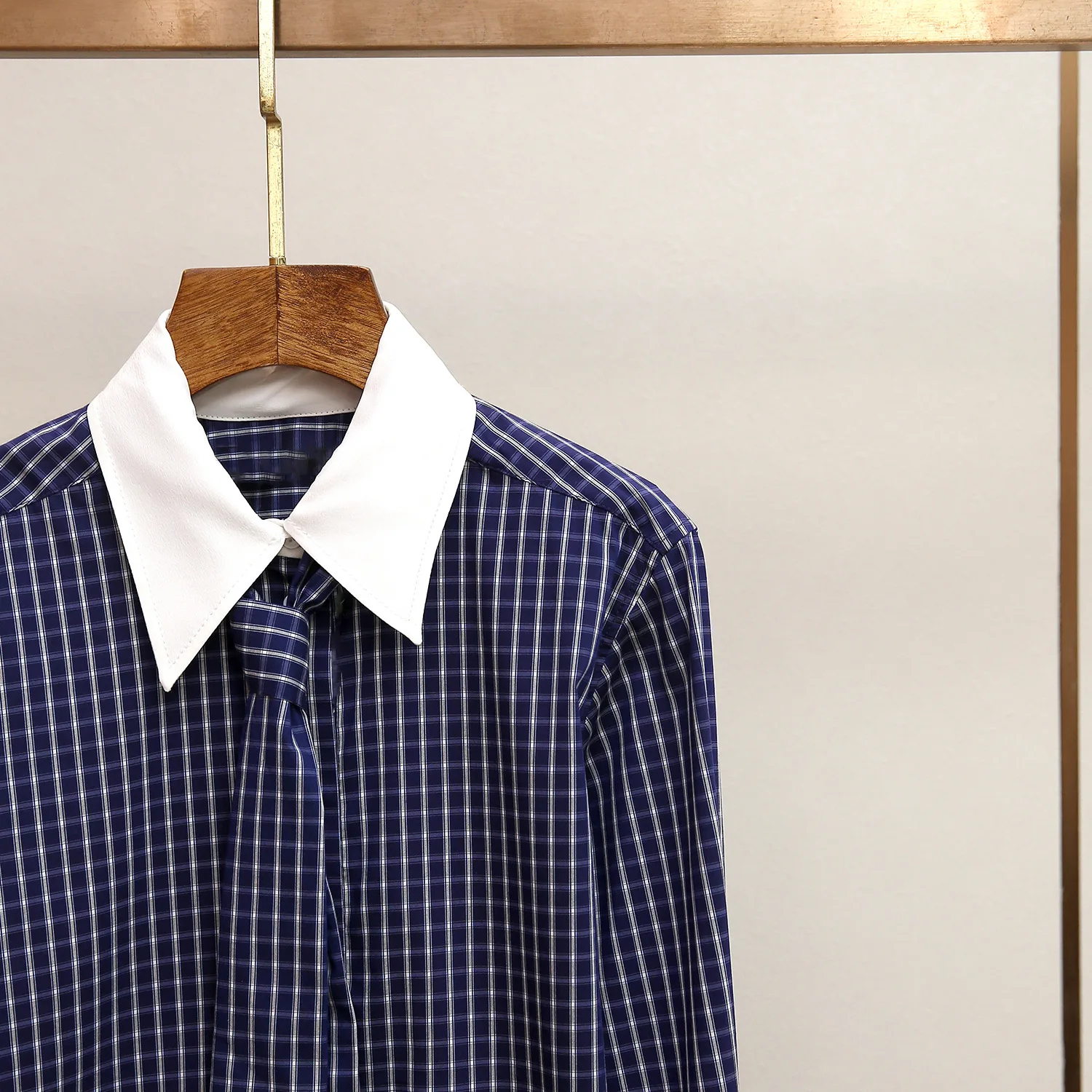 Wysokiej jakości koszula w kratę w stylu preppy na zimę 2025 z kontrastowym kołnierzem, luźnym krojem, krawatem i zapinana na jeden guzik dla kobiet.