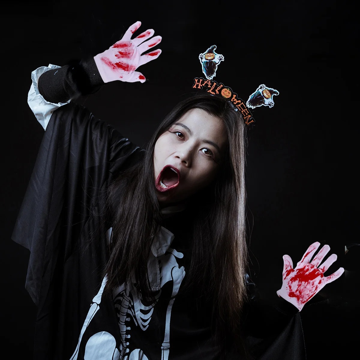 

4Pairs Halloween Props Reusable Bloody Gloves Realistic Blood Splatter Pattern Comfortable Fit for Theater Performance Spooky