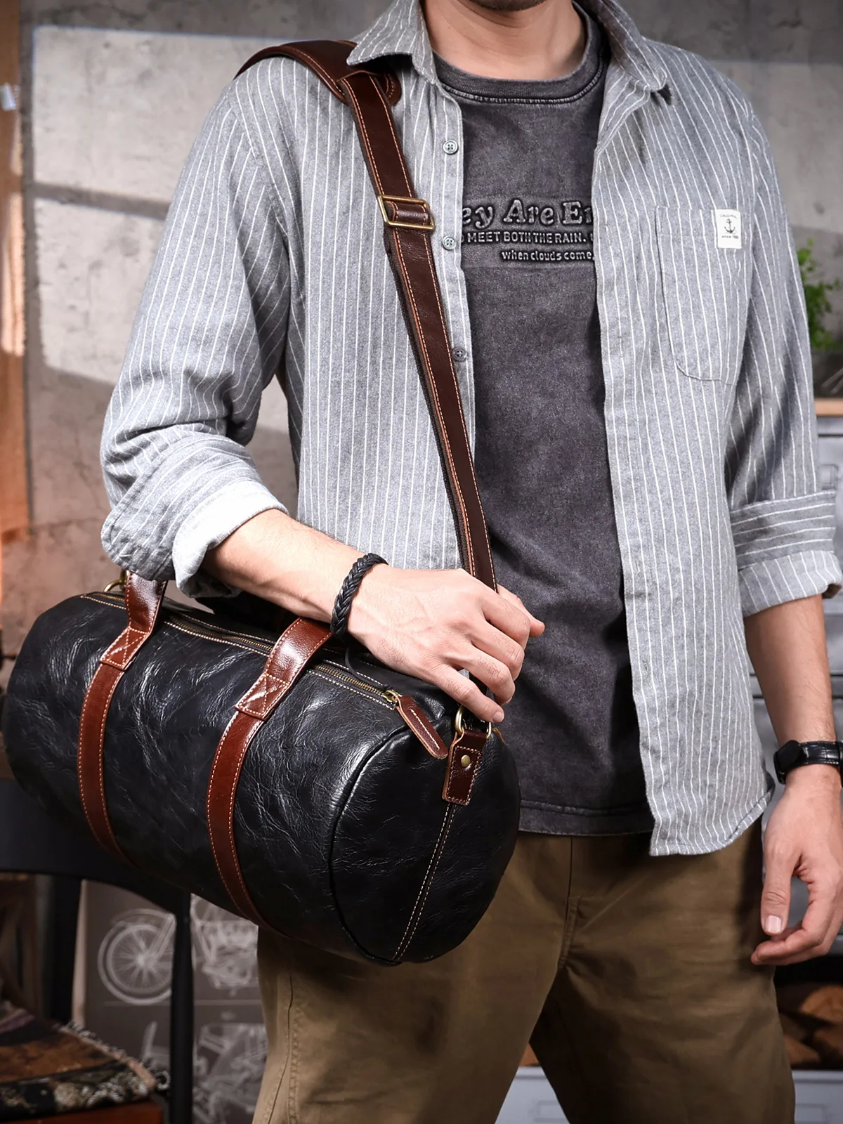 

PNDME casual designer handmade cow leather men's multifunctional handbag travel fitness genuine leather shoulder crossbody bag