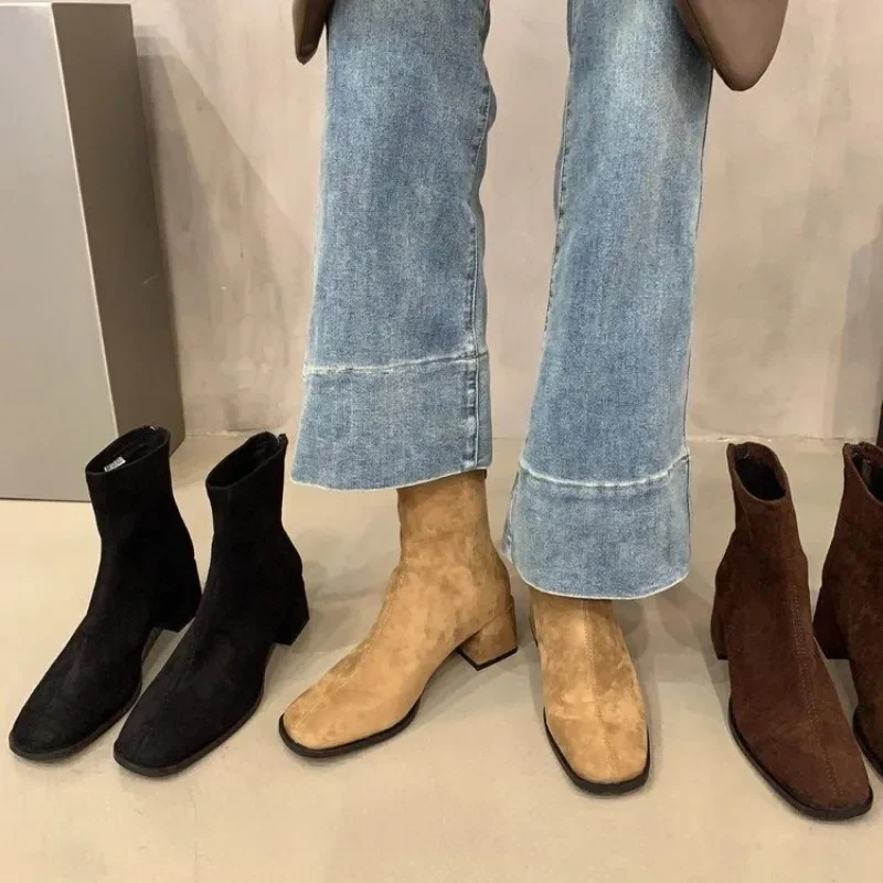 Botas cortas retro de estilo extranjero para mujer, zapatos de tacón grueso, botas versátiles de gamuza francesa, invierno, 2024