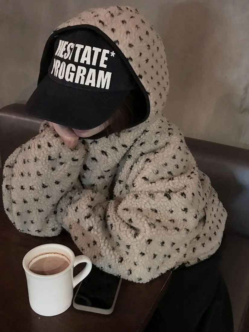Gorro nuevo elegante de invierno para mujer, abrigo de algodón cálido con sensación de diseño holgado y perezoso de talla pequeña