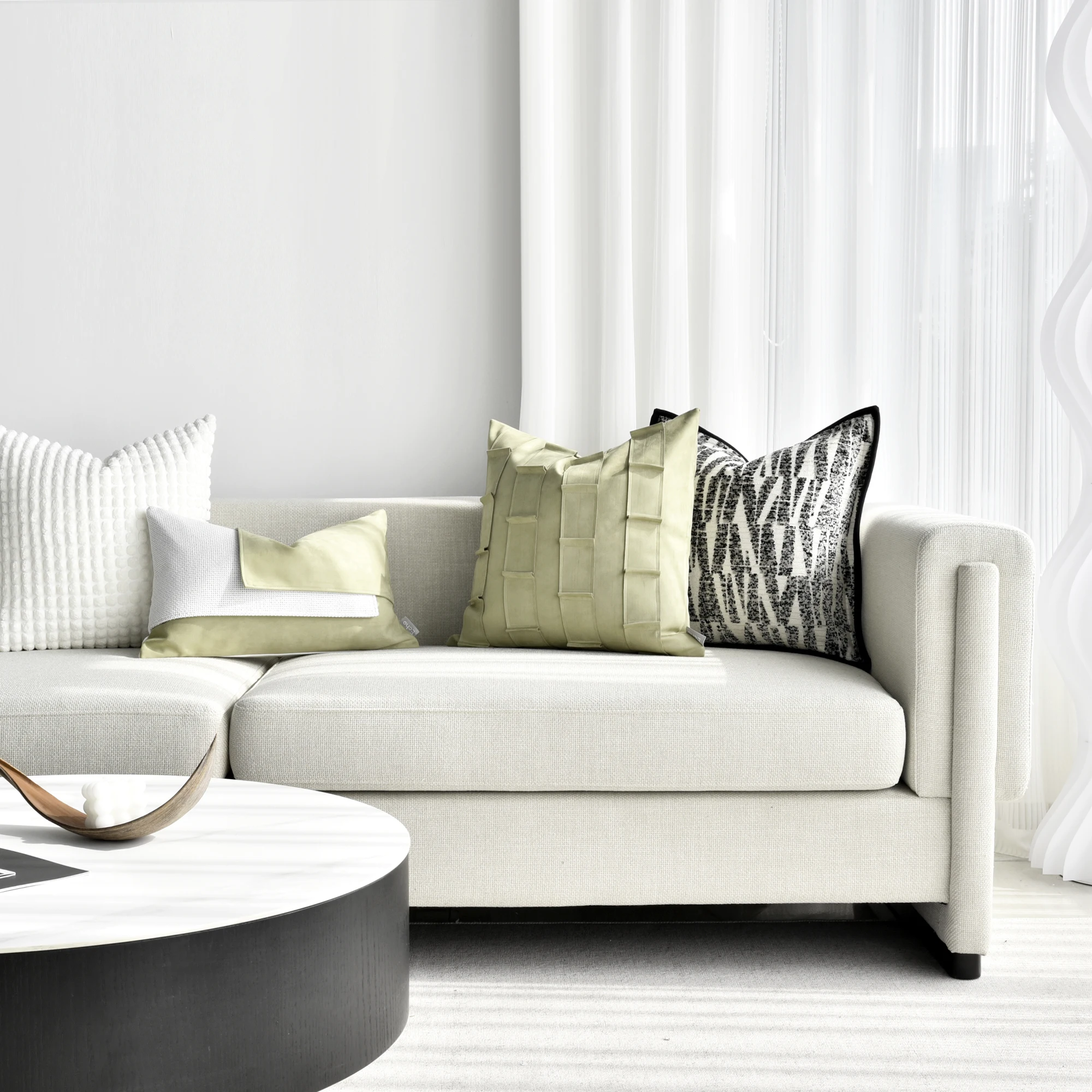 

Hotel Showroom Woven Velvet Shrink-Resistant Throw Pillow Covers Designer Sofas & Living Room Cushions