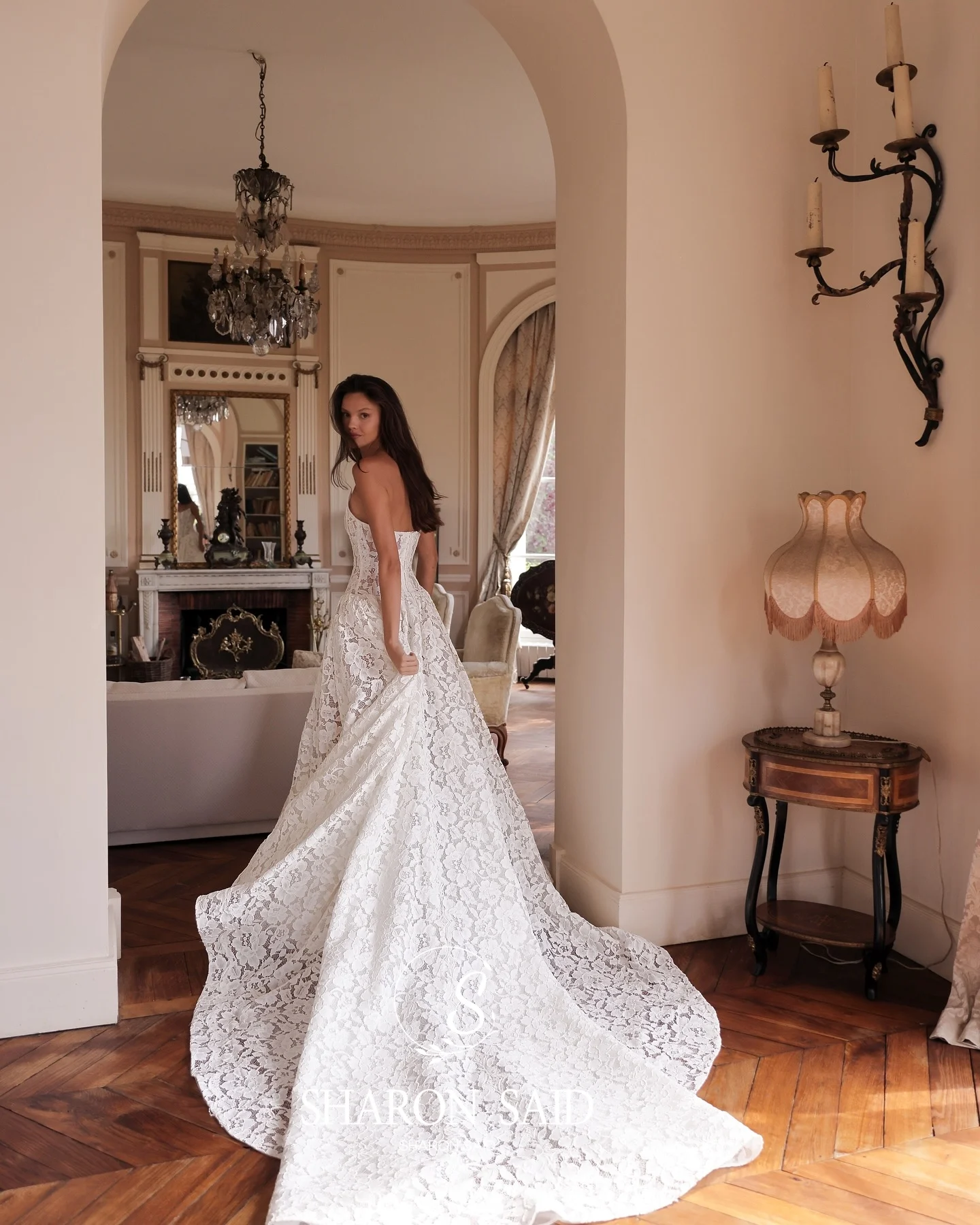 Sharon Said 2025, elegantes weißes Hochzeitskleid mit Spitze, A-Linie, schlicht, ärmellos, Hofschleppe, Prinzessin-Brautkleid SW 077, individuell gestaltet