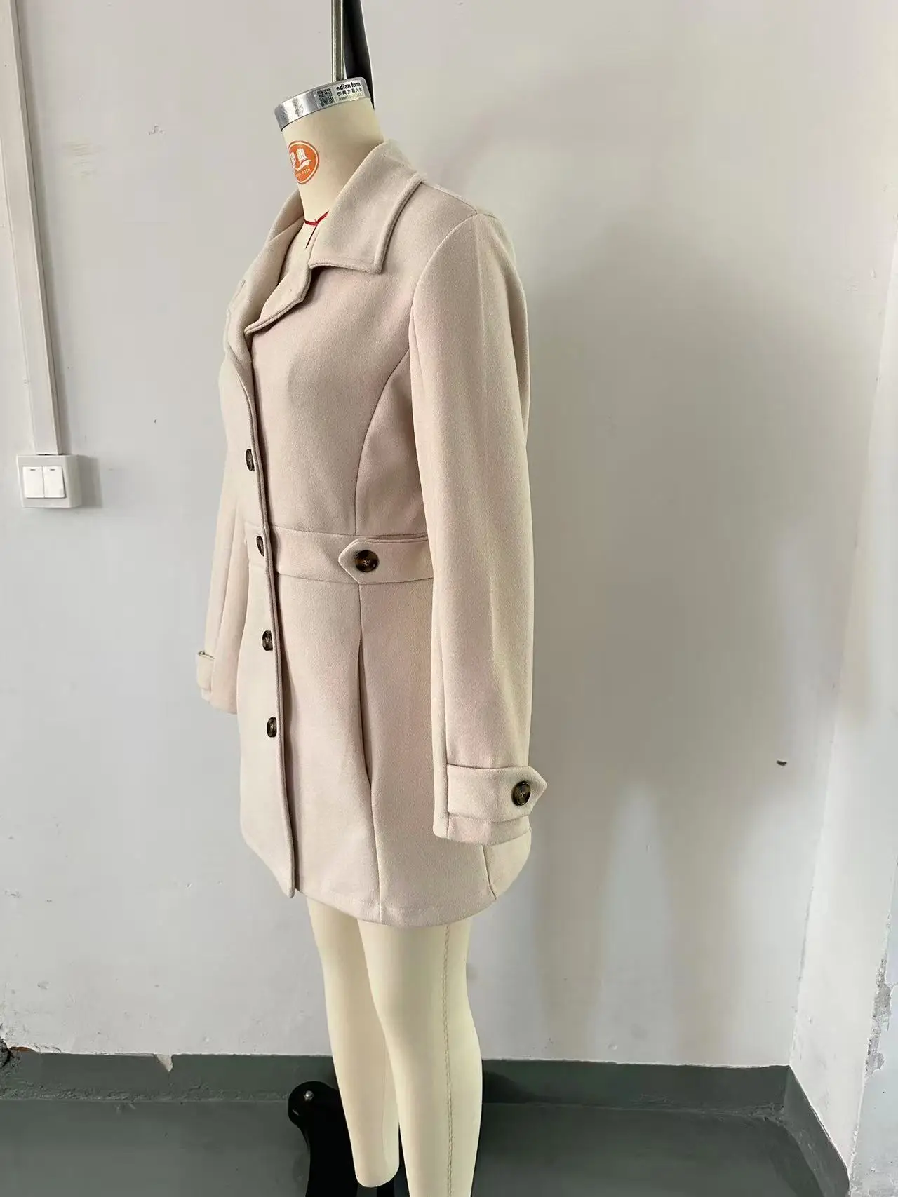 คอลเลคชั่นใหม่ ฤดูใบไม้ร่วงและฤดูหนาว ปี 2025: เสื้อโค้ทกำมะหยี่แขนยาว ดีไซน์หรูหรา ปกเสื้อแบบกลับด้านได้ พร้อมกระดุมปิด ทรงทันสมัยและเข้ารูป