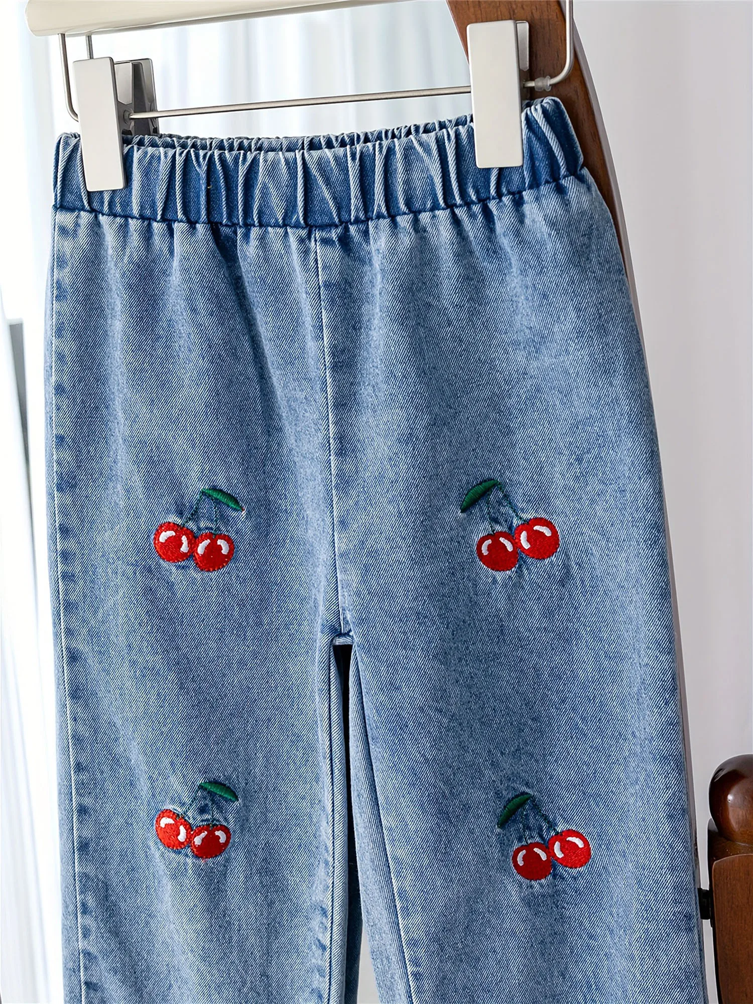 어린이 소녀 의류 복장 체리 자수가 있는 긴 소매 질감 탑 데님 바지 봄 가을 학교 일상복