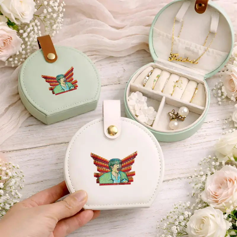 

Come on Wing Hot Ones Round Jewelry Storage Box Travel Jewelry Box Smooth Leather Surface Fashion Bags Army Fan Gift Women's