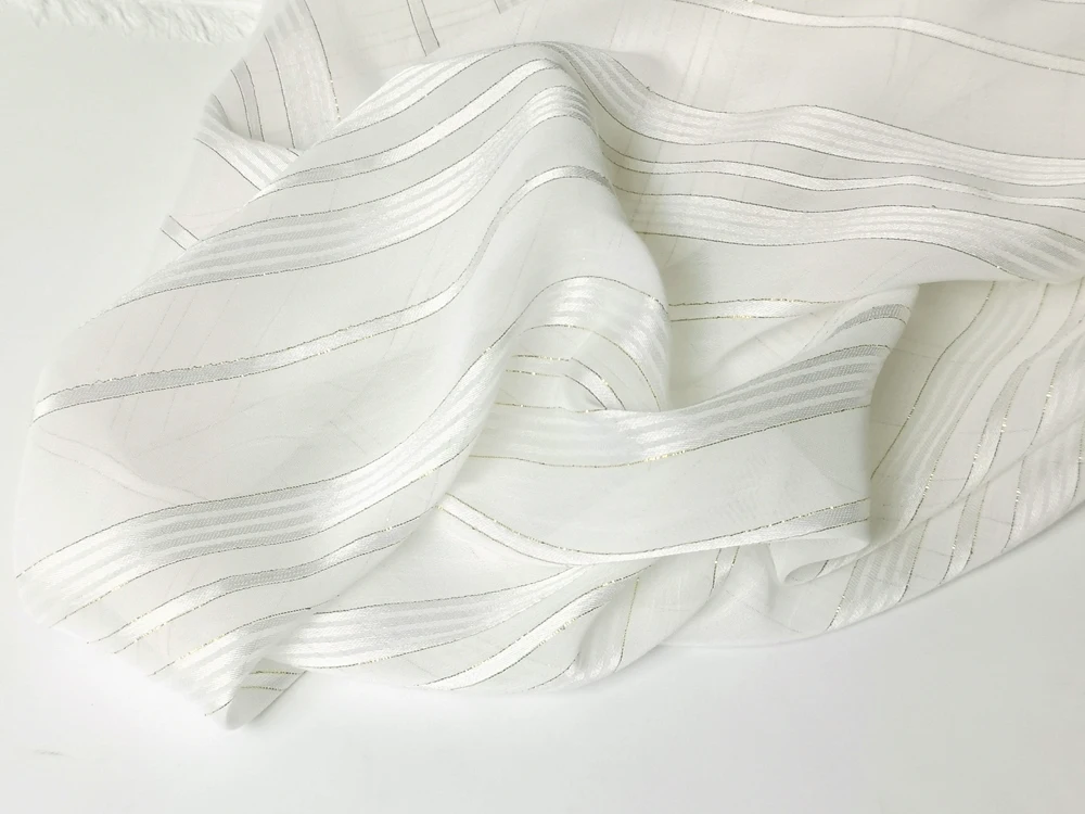 1 Meter x 1,4 Meter gekräuselter Satin-Chiffon-Gaze-Krepp, Goldgarn, faltiger Chiffon-Stoff, natürliches Weiß – Detail 13