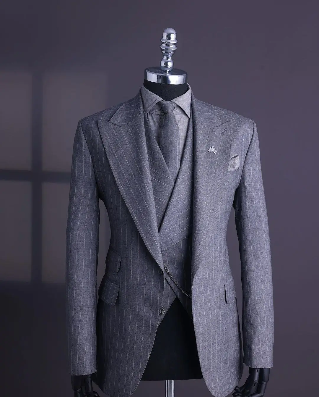 Gray Pinstripes 3 Pieces Blazer Vest Black Pants Men Suits One Button Peaked Lapel Formal Party Wedding Groom Plus Size Tailored