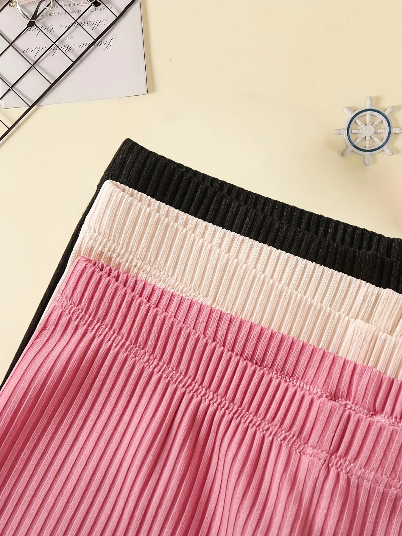 يمكن للأطفال البنات الربيعي الناعم والمريح ارتداء حافة الأذن الخشبية غير الرسمية ذات اللون الصلب مع ثلاثة سراويل