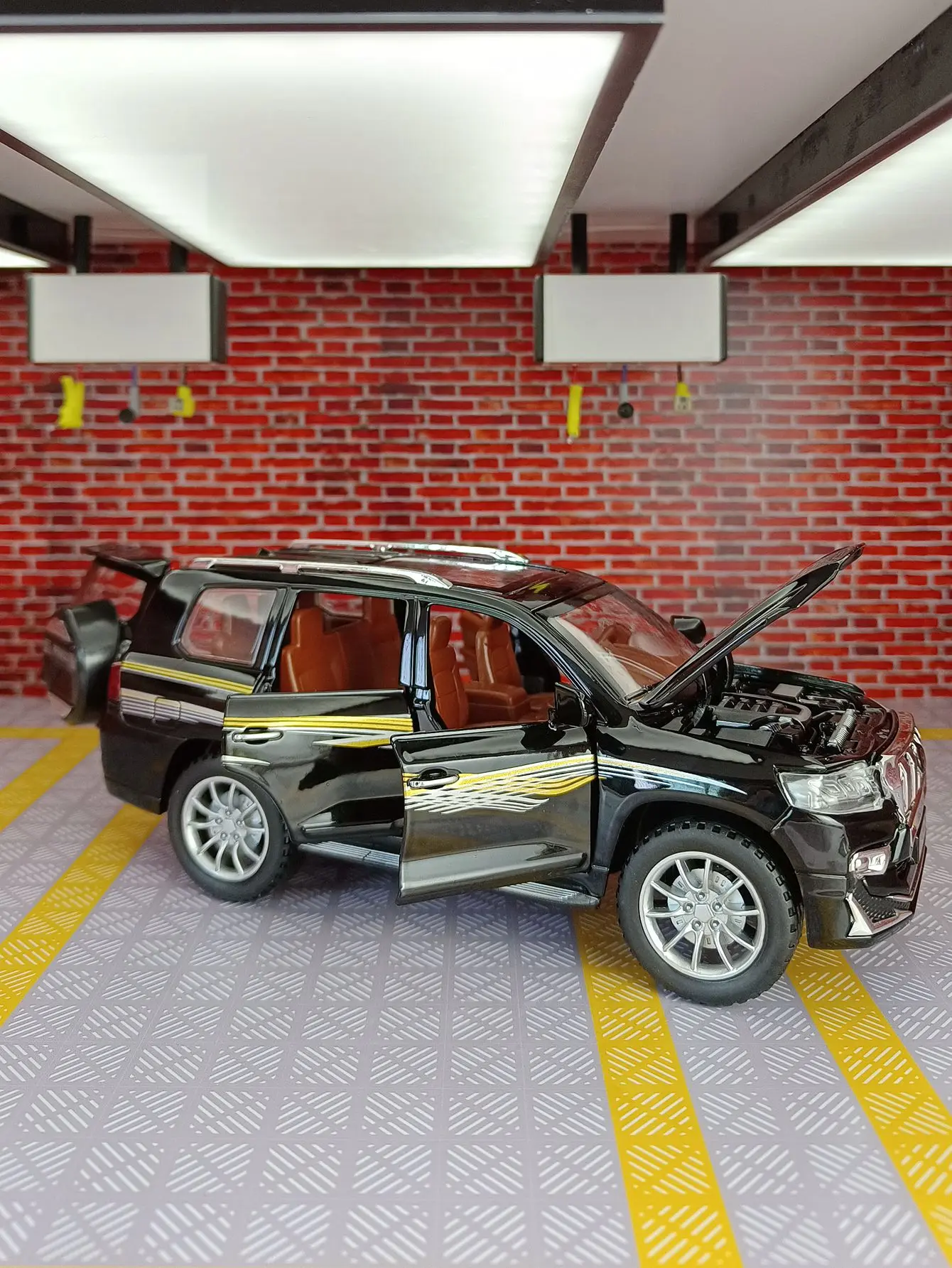 1:24 Simula il modello di auto in lega Toyota Prado, porte e cofano motore, bagagliaio può essere aperto, forza di ritorno, regali sonori e luminosi