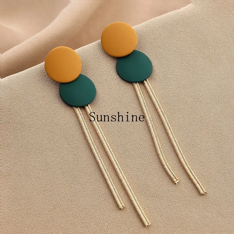 Long thin earrings are popular, fashionable, simple and retro earrings.