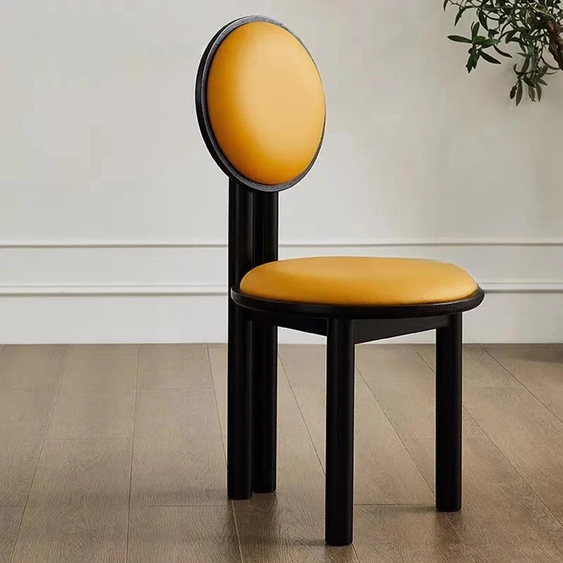 

Маленький обеденный стул для дома с круглой спинкой, кожаной обивкой в стиле французского ретро и каркасом из массива дерева.