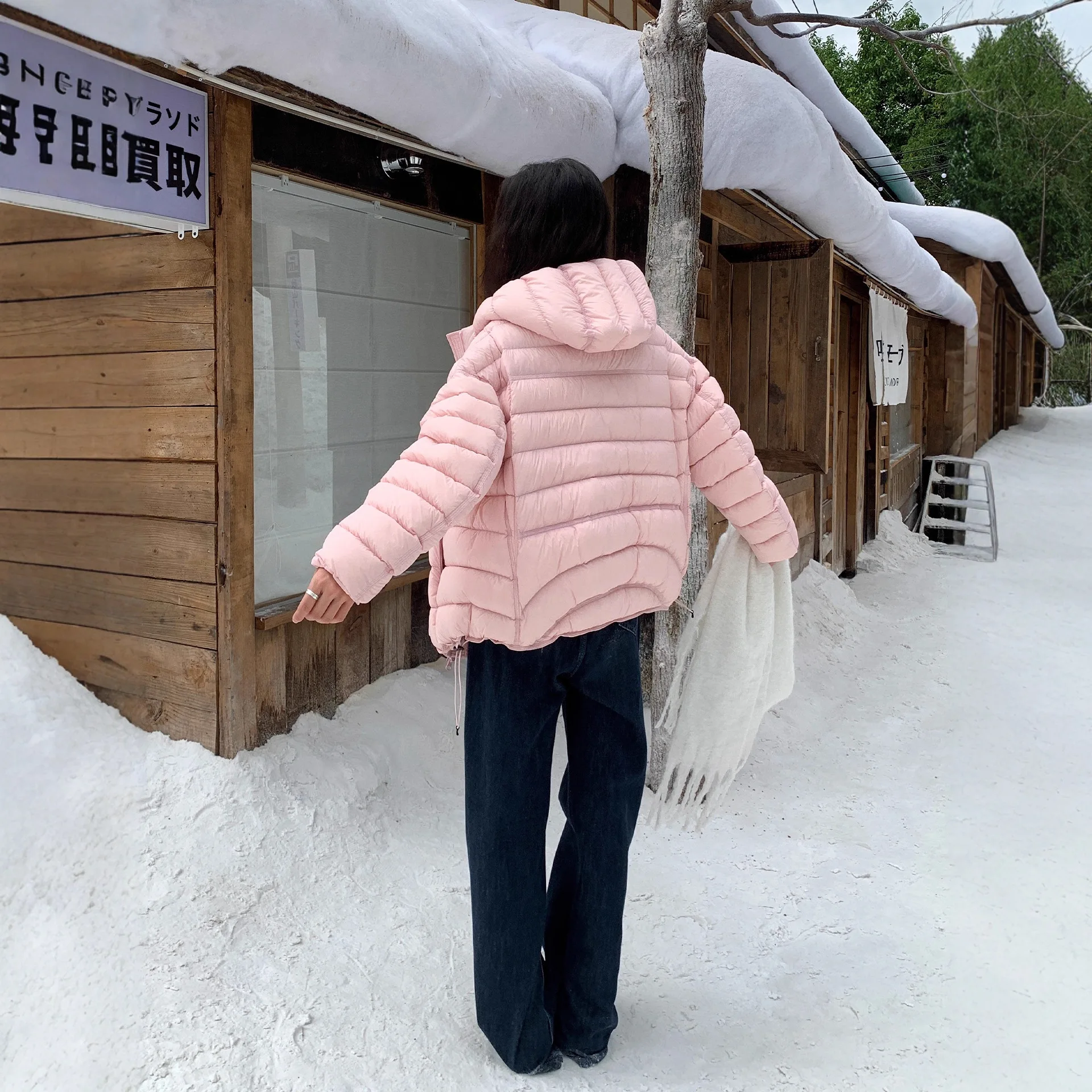 Weiße Entendaunen-Daunenjacke für Damen, gelbe Schweinefleisch-Rippen-Daunenjacke, 2022, Winter, neuer Stil, gut aussehende, leichte, warme, kurze Jacke mit Kapuze für