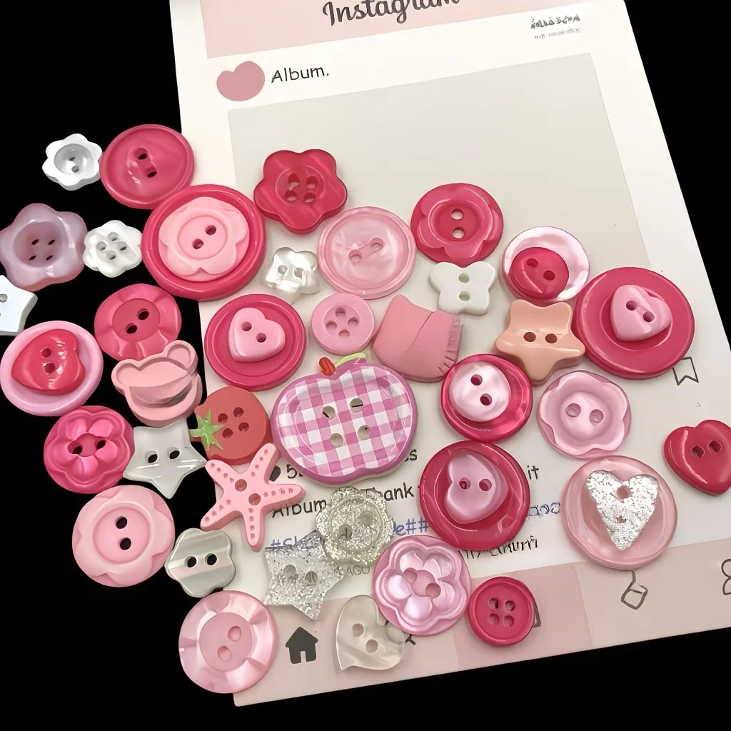 20 verschiedene Muster – Pink, kariertes Rosa, bunte Kunststoff-DIY-Knöpfe, geeignet für Scrapbooks, zur Dekoration von Kleidungsstücken. – Detail 3